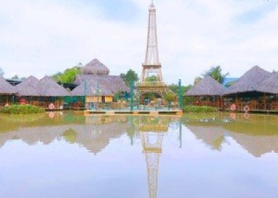 Tòa tháp Eiffel ở khu Ẩm Thực Sinh Vật Cảnh An